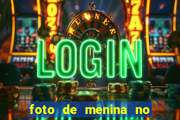 foto de menina no espelho cabelo cacheado