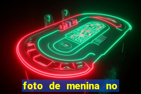 foto de menina no espelho cabelo cacheado