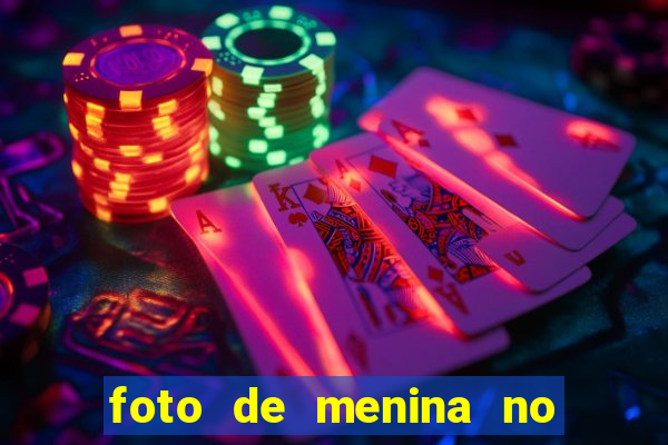 foto de menina no espelho cabelo cacheado