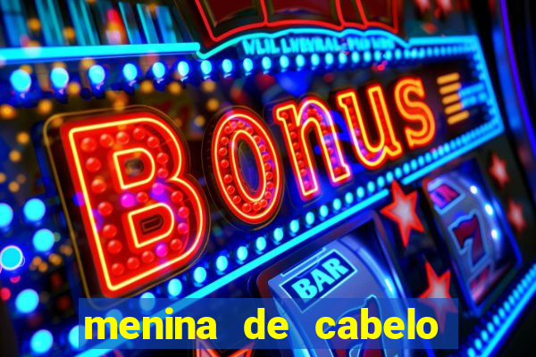 menina de cabelo cacheado fake no espelho