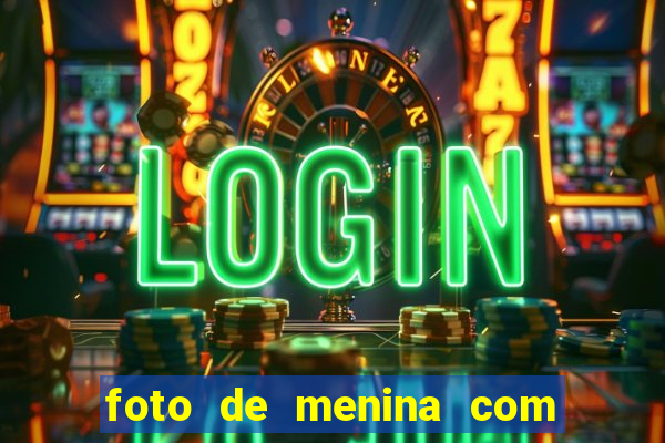 foto de menina com cabelo cacheado no espelho