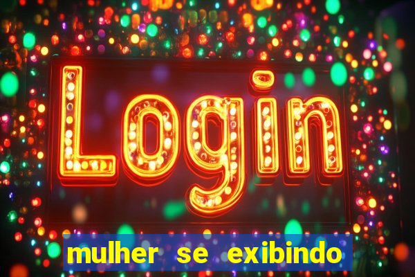 mulher se exibindo ao vivo