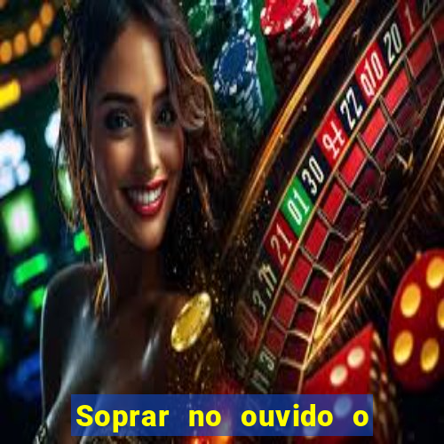 Soprar no ouvido o que significa de uma pessoa