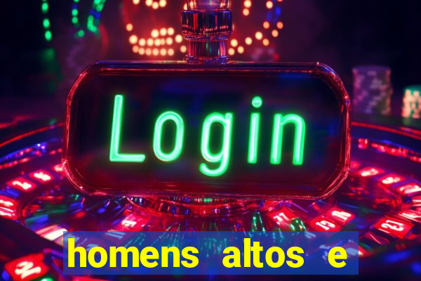 homens altos e magros pelados