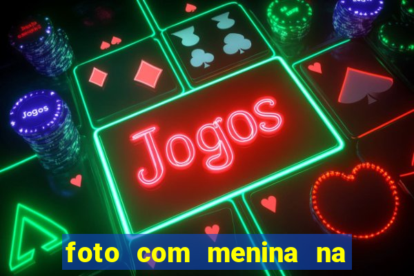 foto com menina na cama fake